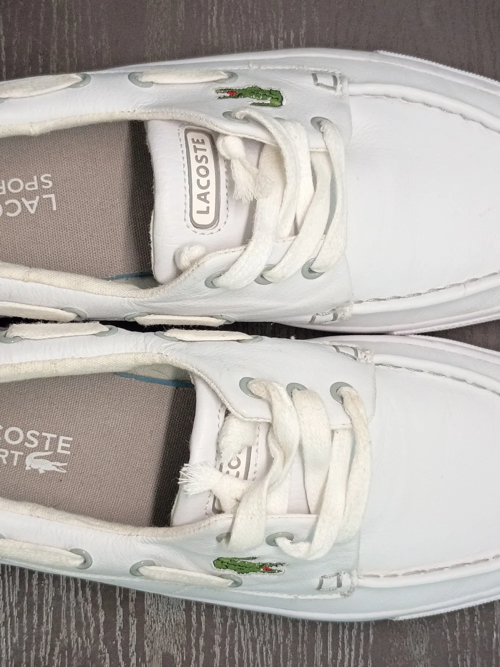 Lacoste Men's 10M White Leather Boat Shoes with Lace-Up Design.  Like New.